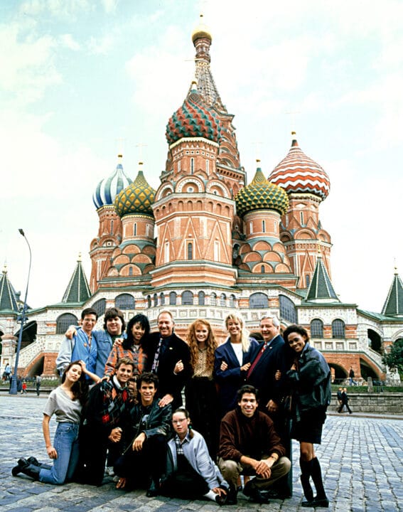 Promo photograph of the cast of Head of the Class posing in front of Saint Basil's Cathedral.